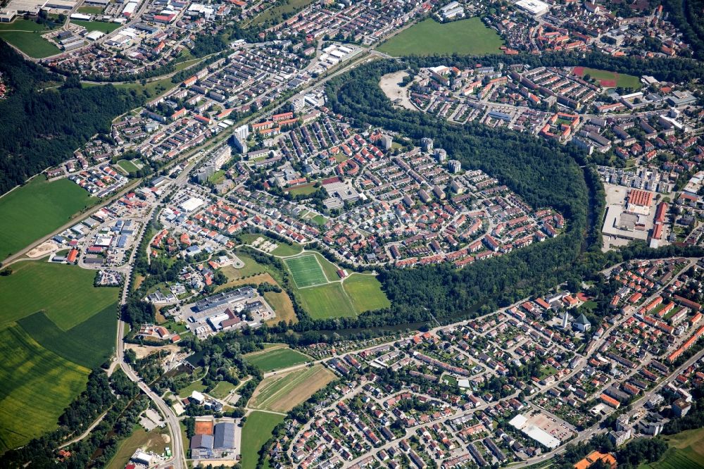 Luftbild Kaufbeuren - Stadtzentrum im Innenstadtbereich am Ufer des Flußverlaufes der Wertach in Kaufbeuren im Bundesland Bayern, Deutschland