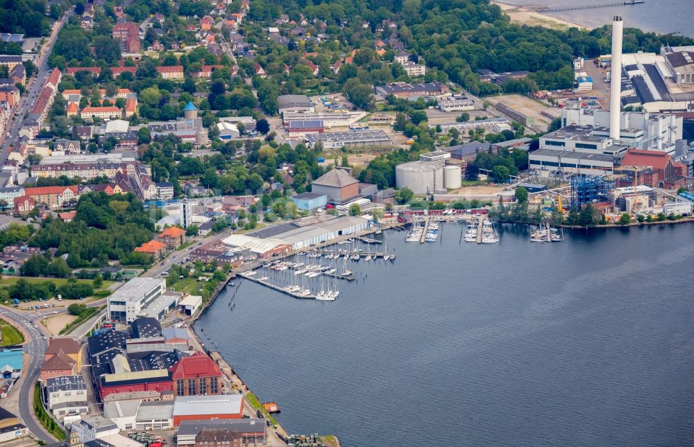 Luftaufnahme Flensburg - Stadtzentrum im Innenstadtbereich am Ufer der Förde in Flensburg im Bundesland Schleswig-Holstein, Deutschland