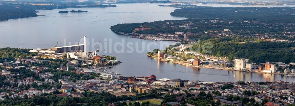 Flensburg von oben - Stadtzentrum im Innenstadtbereich am Ufer der Förde in Flensburg im Bundesland Schleswig-Holstein, Deutschland