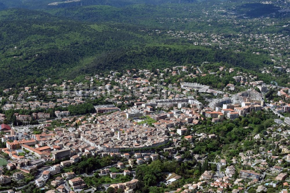 Vence von oben - Stadtzentrum im Innenstadtbereich in Vence in Provence-Alpes-Cote d'Azur, Frankreich