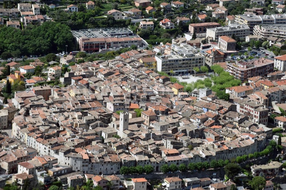 Vence aus der Vogelperspektive: Stadtzentrum im Innenstadtbereich in Vence in Provence-Alpes-Cote d'Azur, Frankreich