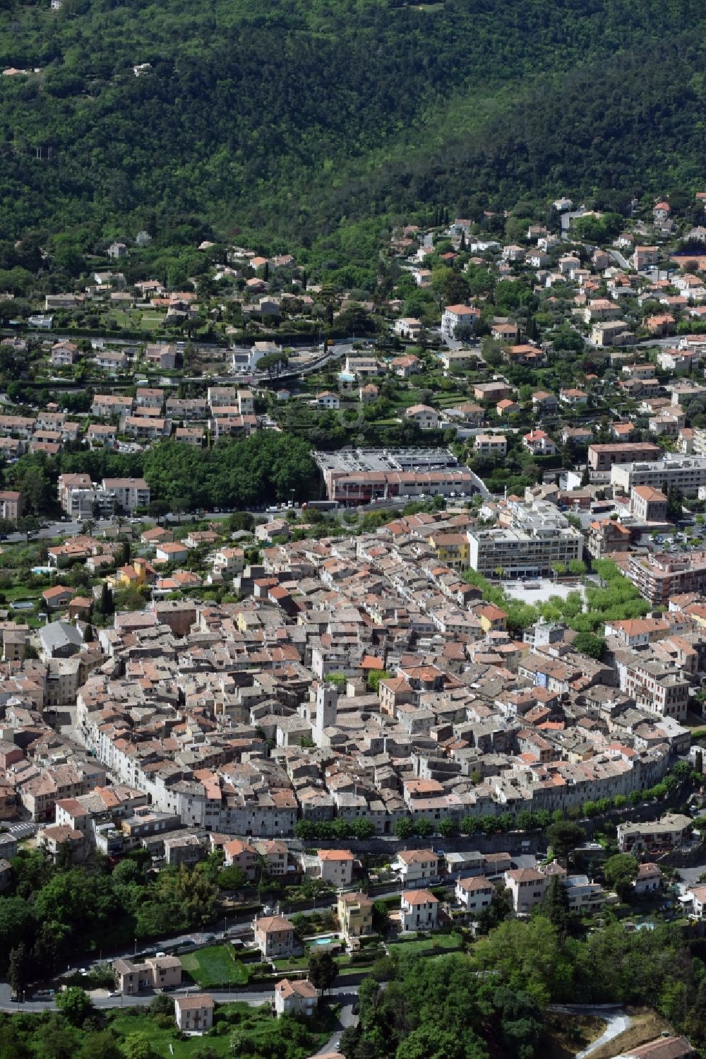 Vence von oben - Stadtzentrum im Innenstadtbereich in Vence in Provence-Alpes-Cote d'Azur, Frankreich