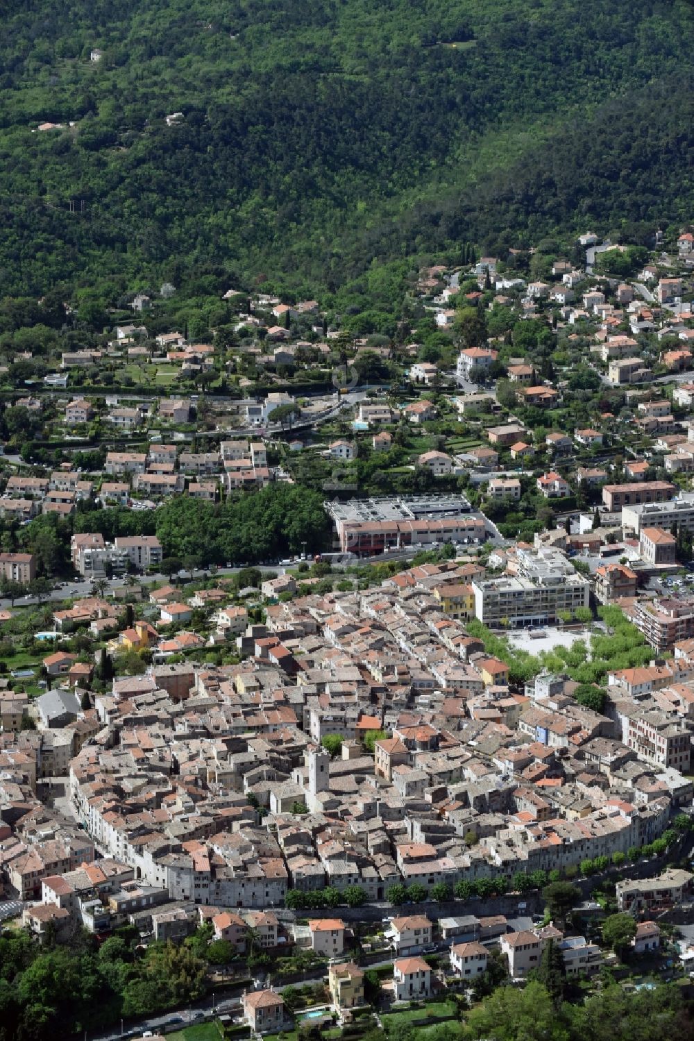 Vence aus der Vogelperspektive: Stadtzentrum im Innenstadtbereich in Vence in Provence-Alpes-Cote d'Azur, Frankreich