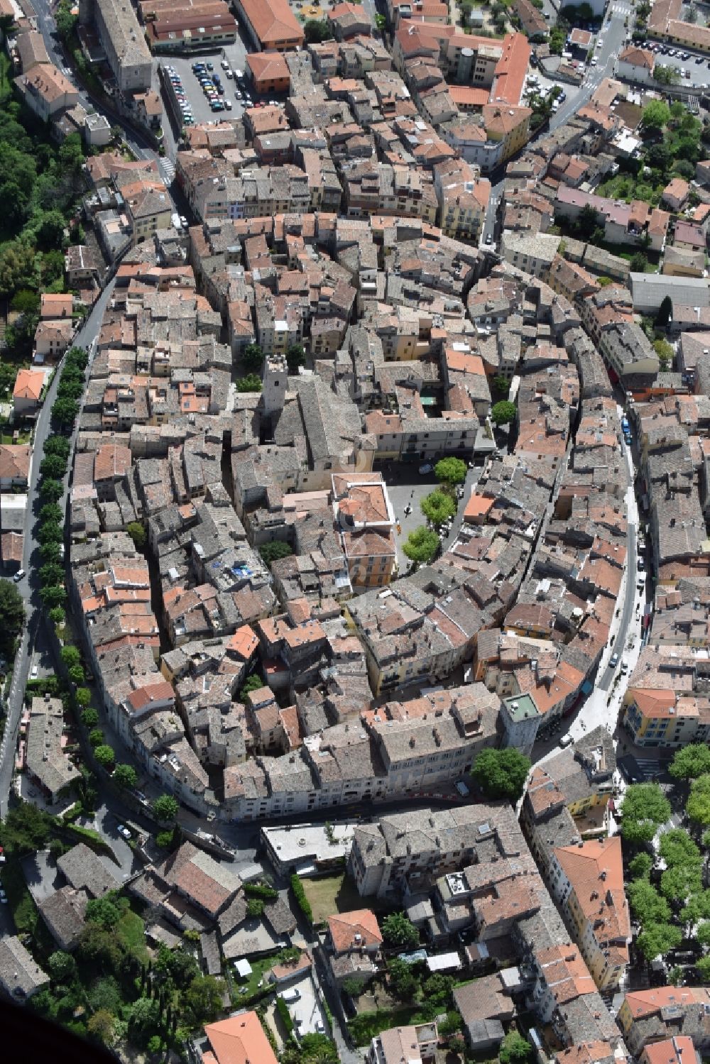 Vence von oben - Stadtzentrum im Innenstadtbereich in Vence in Provence-Alpes-Cote d'Azur, Frankreich