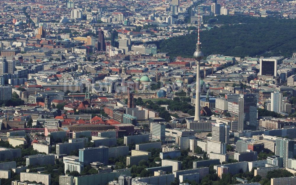 Luftbild Berlin - Stadtzentrum im Innenstadtbereich am Wahrzeichen Berliner Fernsehturm im Ortsteil Mitte in Berlin