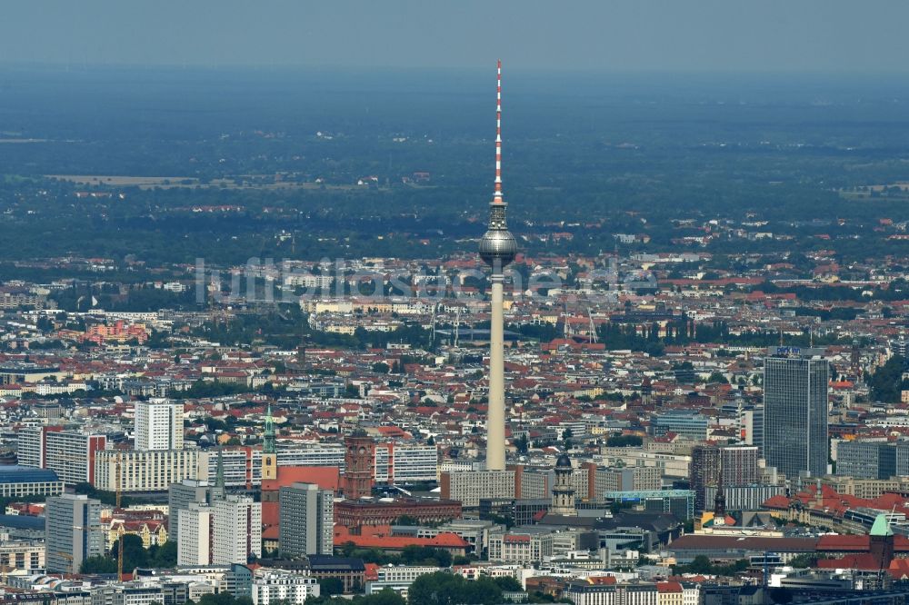 Berlin aus der Vogelperspektive: Stadtzentrum im Innenstadtbereich am Wahrzeichen Berliner Fernsehturm im Ortsteil Mitte in Berlin