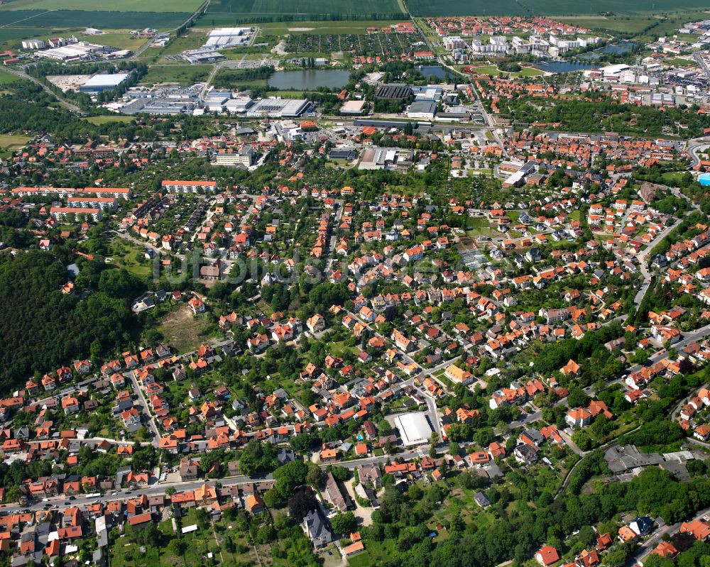 Wernigerode aus der Vogelperspektive: Stadtzentrum im Innenstadtbereich in Wernigerode im Bundesland Sachsen-Anhalt, Deutschland