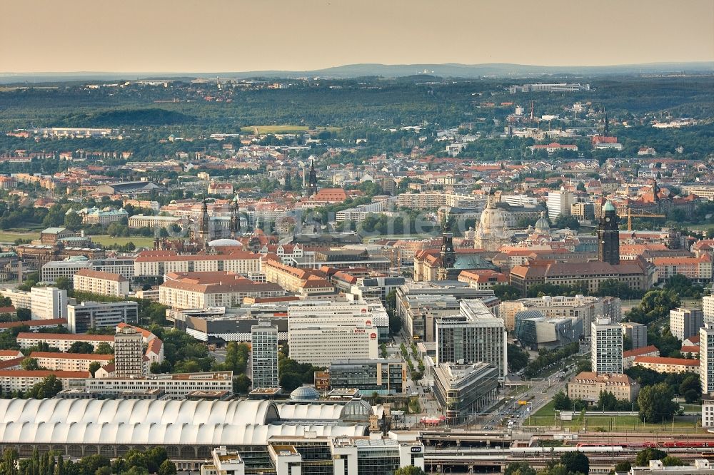 Dresden aus der Vogelperspektive: Stadtzentrum im Innenstadtbereich Wiener Platz - Prager Straße in Dresden im Bundesland Sachsen, Deutschland