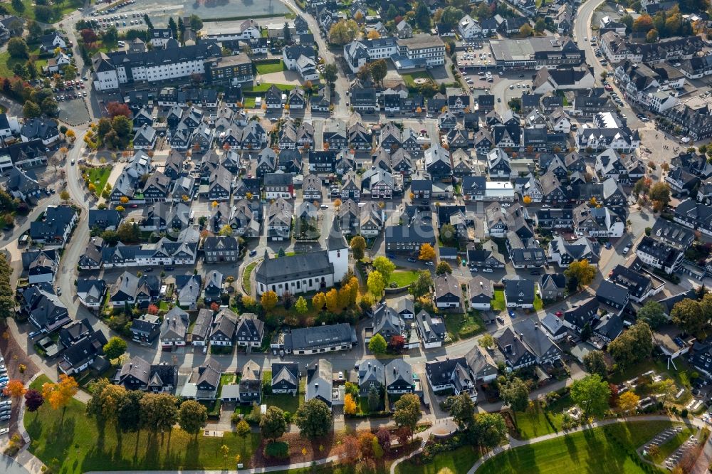 Winterberg von oben - Stadtzentrum im Innenstadtbereich in Winterberg im Bundesland Nordrhein-Westfalen