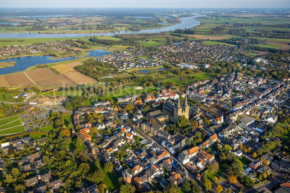 Xanten aus der Vogelperspektive: Stadtzentrum im Innenstadtbereich in Xanten im Bundesland Nordrhein-Westfalen, Deutschland