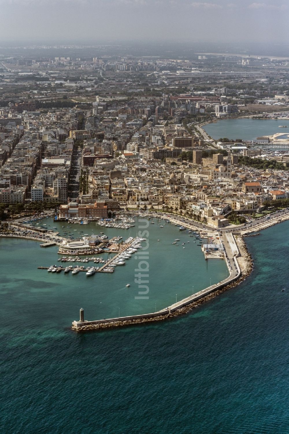 Bari von oben - Stadtzentrum im Innenstadtbereich und Yachthafen in Bari in Italien