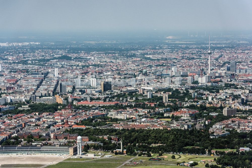 Berlin aus der Vogelperspektive: Stadtzentrum im Innenstadtbereich Zentrum Ost in Berlin