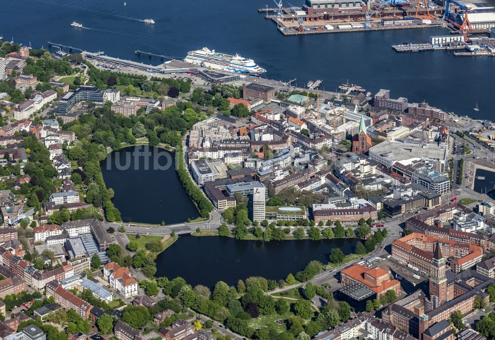 Kiel aus der Vogelperspektive: Stadtzentrum im Innenstadtbereich zwischen Binnenseen und Förde in Kiel im Bundesland Schleswig-Holstein, Deutschland