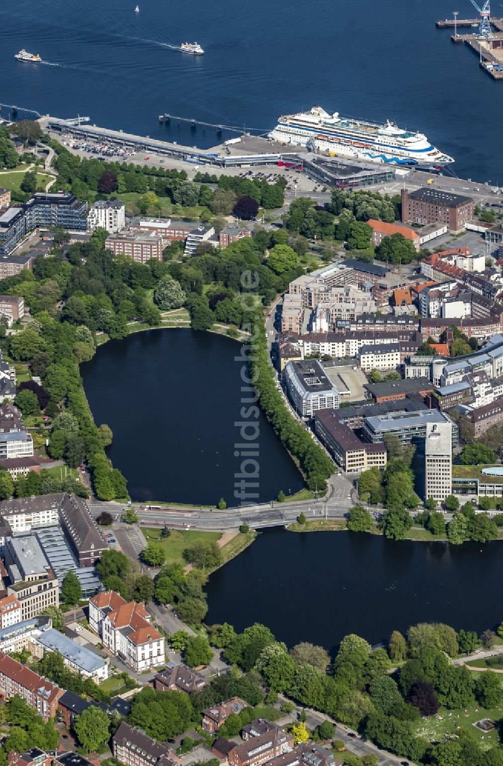 Luftaufnahme Kiel - Stadtzentrum im Innenstadtbereich zwischen Binnenseen und Förde in Kiel im Bundesland Schleswig-Holstein, Deutschland