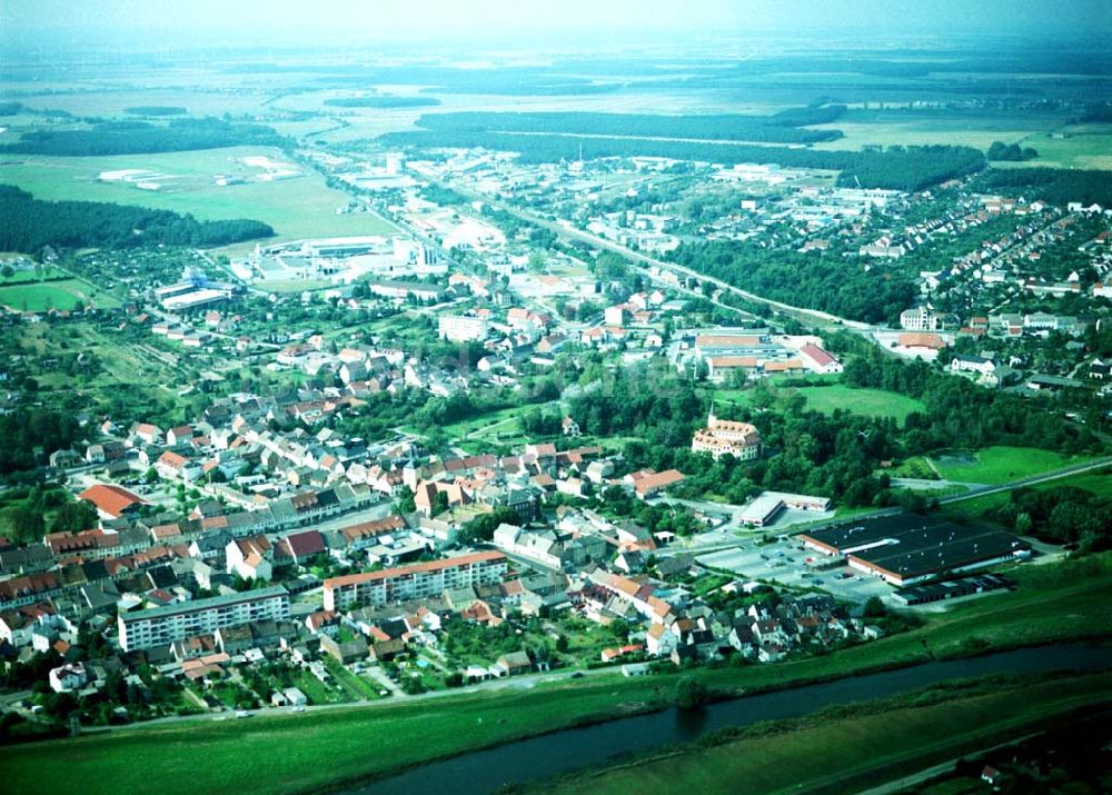 Jessen aus der Vogelperspektive: 07.09.2002 Stadtzentrum von Jessen mit dem rekonstruiertes Schloß in Jessen / Brandenburg.