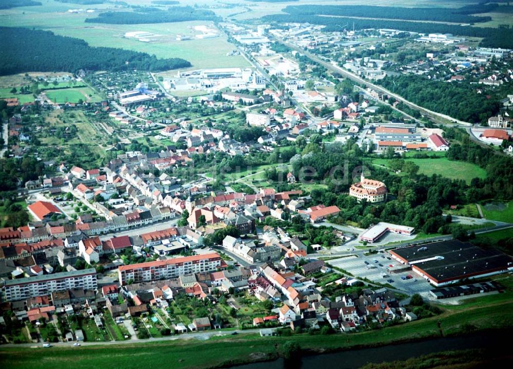 Luftbild Jessen - 07.09.2002 Stadtzentrum von Jessen mit dem rekonstruiertes Schloß in Jessen / Brandenburg.