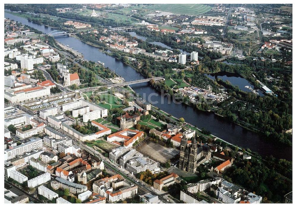 Luftbild Magdeburg - Stadtzentrum mit dem Magdeburger Dom mit Marktplatz und dem Sitz der Landesregierung von Sachsen - Anhalt..