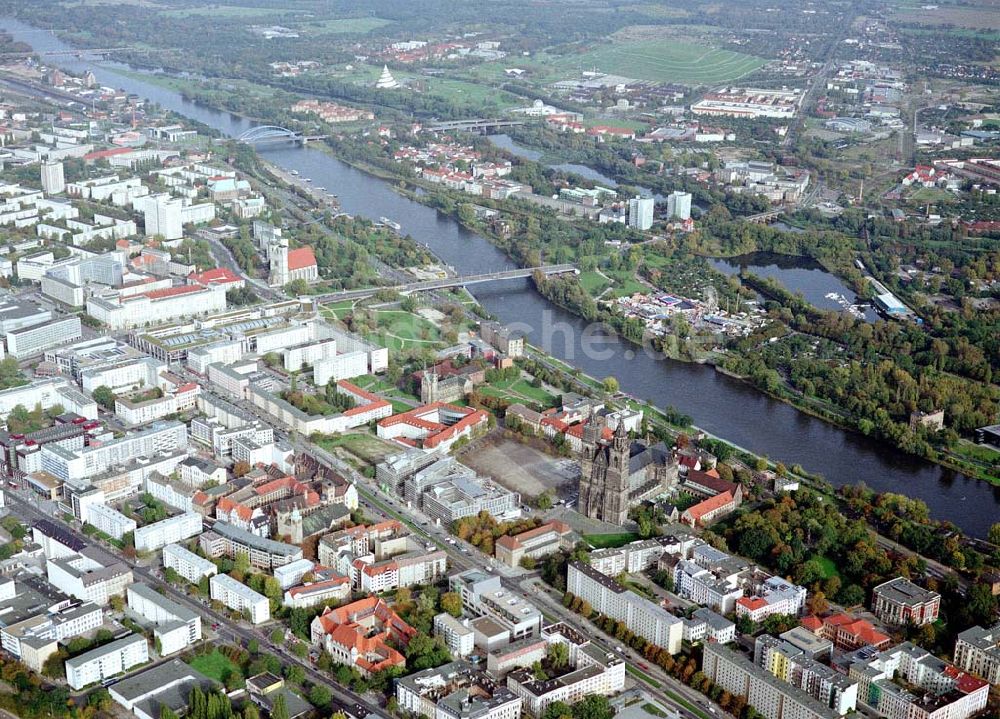 Luftaufnahme Magdeburg - Stadtzentrum mit dem Magdeburger Dom mit Marktplatz und dem Sitz der Landesregierung von Sachsen - Anhalt..