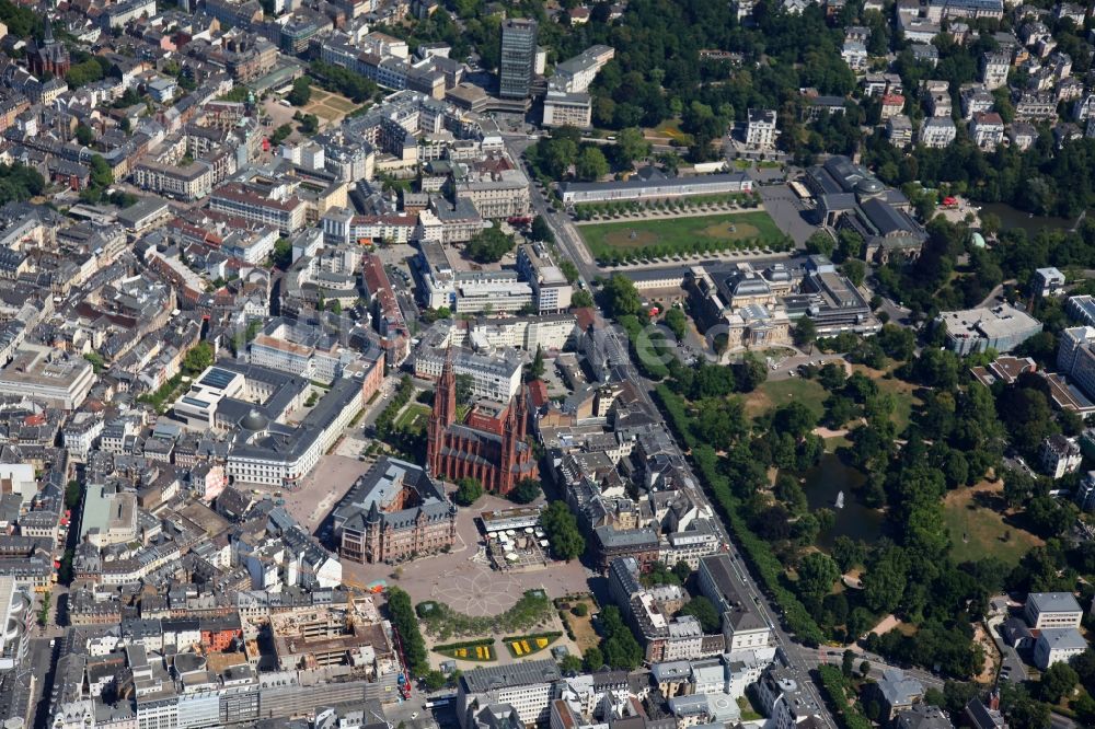 Wiesbaden von oben - Stadtzentrum mit Marktkirche in Wiesbaden im Bundesland Hessen