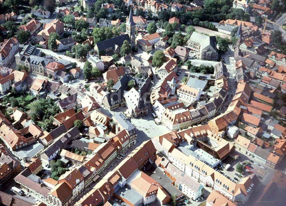 Luftaufnahme Wernigerode - Stadtzentrum mit Marktplatz und dem Rathaus von Wernigerode / Harz