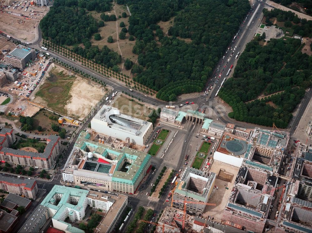 Berlin Mitte von oben - Stadtzentrum Mitte am Pariser Platz mit dem Brandenburger Tor und der Straße Unter den Linden in Berlin