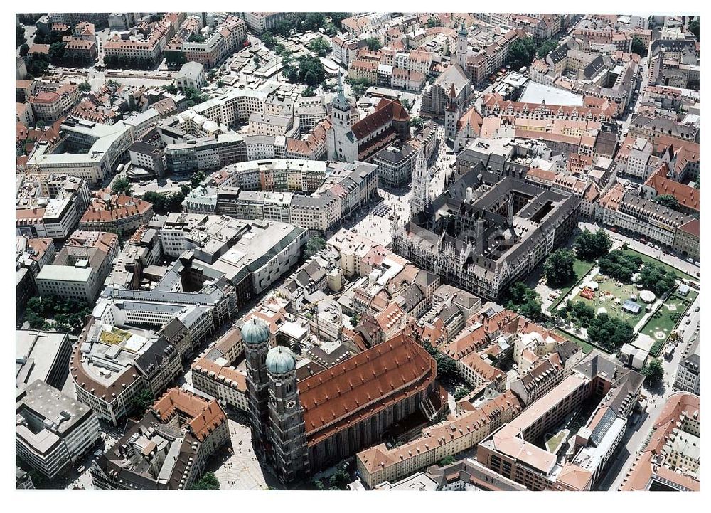 Luftaufnahme München - Stadtzentrum München mit der Frauenkirche.