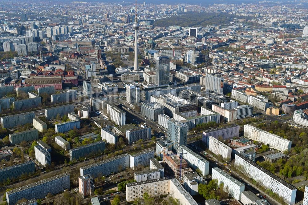 Berlin aus der Vogelperspektive: Stadtzentrum an der Mollstraße - Otto-Braun-Straße am Berliner Fernsehturm im Ortsteil Mitte in Berlin, Deutschland