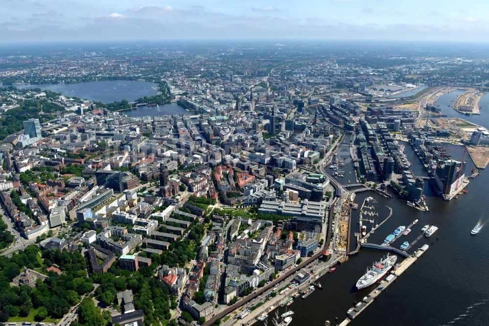 Hamburg aus der Vogelperspektive: Stadtzentrum, Neustadt und Altstadt mit Strandkai am Ufer der Elbe in Hamburg