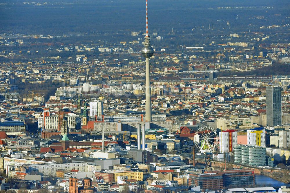 Luftaufnahme Berlin - Stadtzentrum Ost am Berliner Fernsehturm in Berlin - Mitte