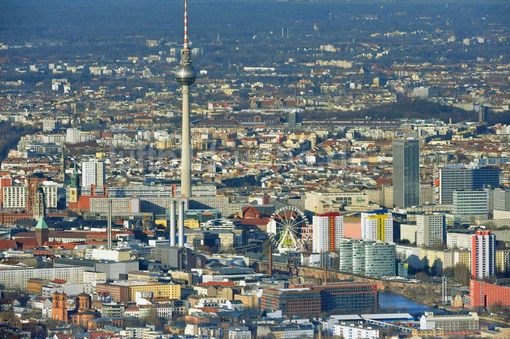 Berlin aus der Vogelperspektive: Stadtzentrum Ost am Berliner Fernsehturm in Berlin - Mitte