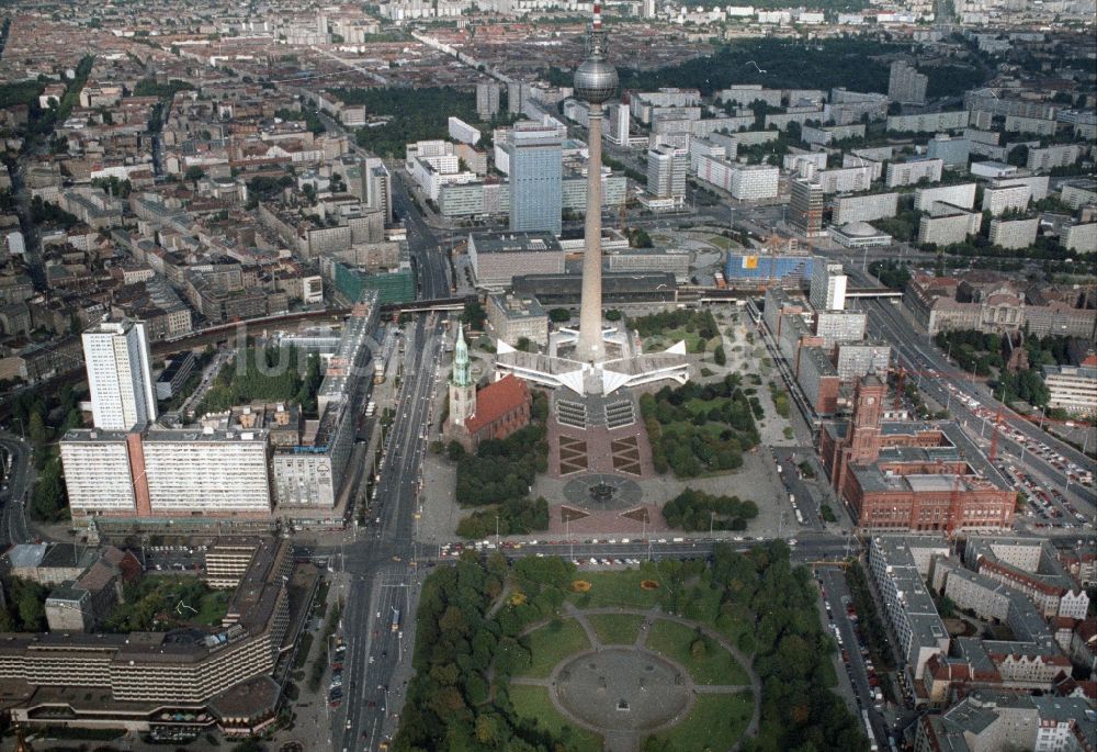 Luftbild Berlin - Stadtzentrum Ost in der Innenstadt am Berliner Fernsehturm in Berlin - Mitte