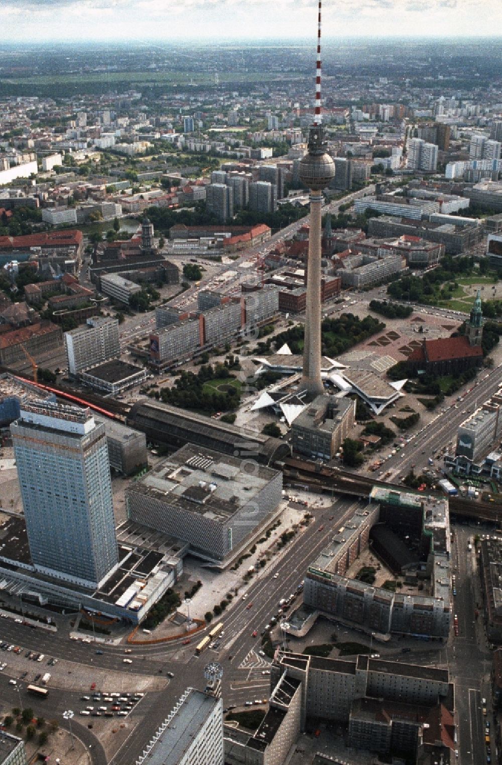 Luftaufnahme Berlin - Stadtzentrum Ost in der Innenstadt am Berliner Fernsehturm in Berlin - Mitte