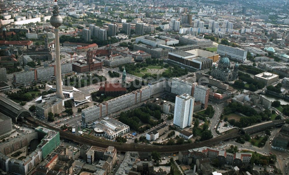 Berlin von oben - Stadtzentrum Ost in der Innenstadt am Berliner Fernsehturm in Berlin - Mitte