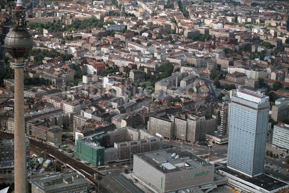 Luftbild Berlin - Stadtzentrum Ost in der Innenstadt am Berliner Fernsehturm in Berlin - Mitte