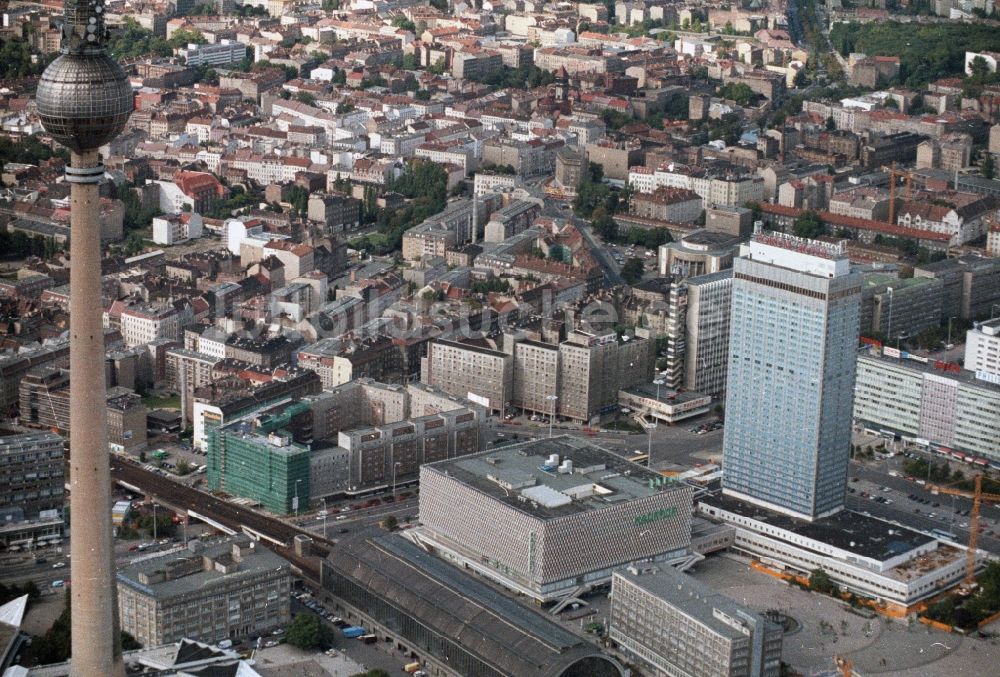 Luftaufnahme Berlin - Stadtzentrum Ost in der Innenstadt am Berliner Fernsehturm in Berlin - Mitte