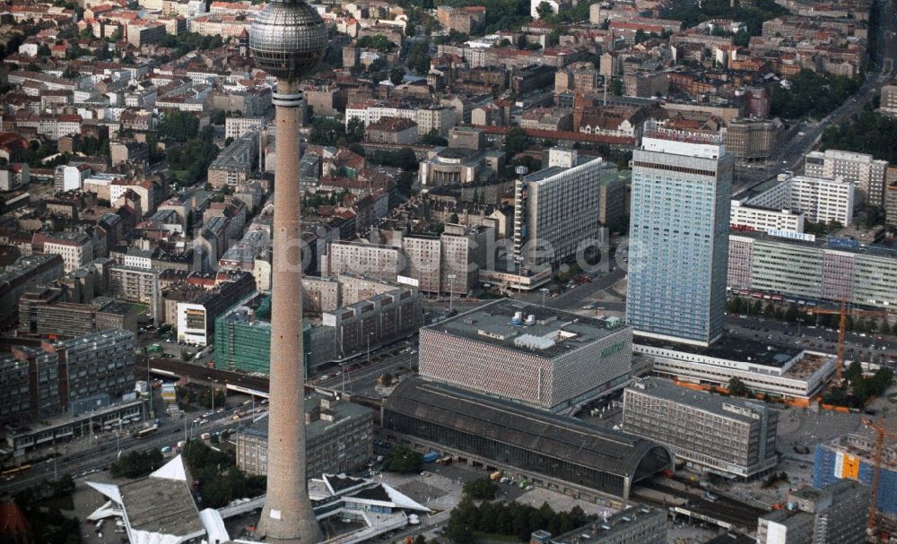 Berlin von oben - Stadtzentrum Ost in der Innenstadt am Berliner Fernsehturm in Berlin - Mitte