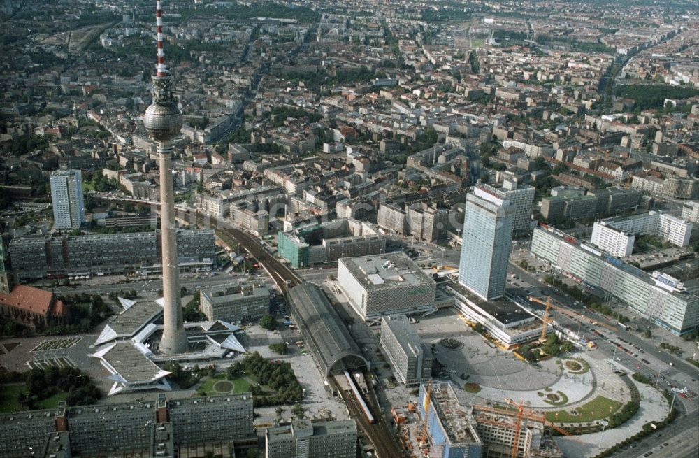 Berlin aus der Vogelperspektive: Stadtzentrum Ost in der Innenstadt am Berliner Fernsehturm in Berlin - Mitte