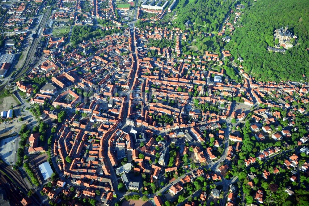 Wernigerode von oben - Stadtzentrum und Schloss Wernigerode der Stadt Wernigerode im Bundesland Sachsen-Anhalt