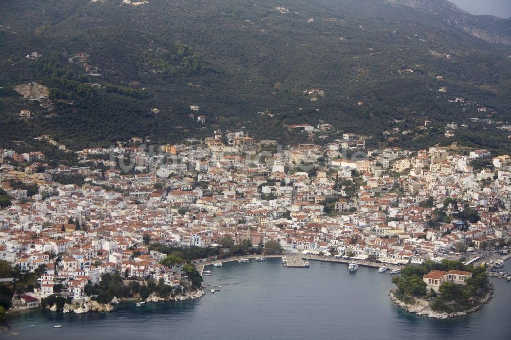 Skiathos von oben - Stadtzentrum von Skiathos auf der gleichnamigen Insel in Griechenland