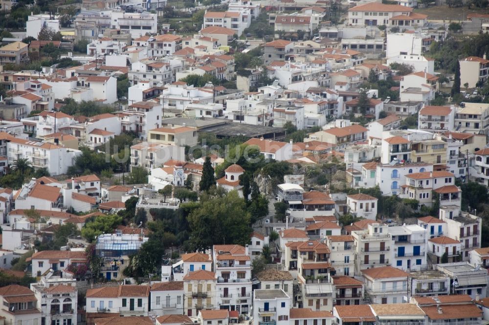 Skiathos aus der Vogelperspektive: Stadtzentrum von Skiathos auf der gleichnamigen Insel in Griechenland