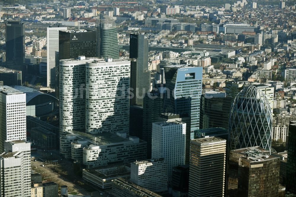 Paris von oben - Stadtzentrum mit der Skyline von La Defense in Paris Courbevoie in Ile-de-France, Frankreich