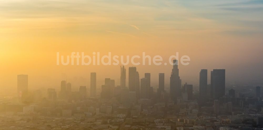 Los Angeles aus der Vogelperspektive: Stadtzentrum mit der Skyline und Hochhäusern im Dunst in Los Angeles in Kalifornien, USA