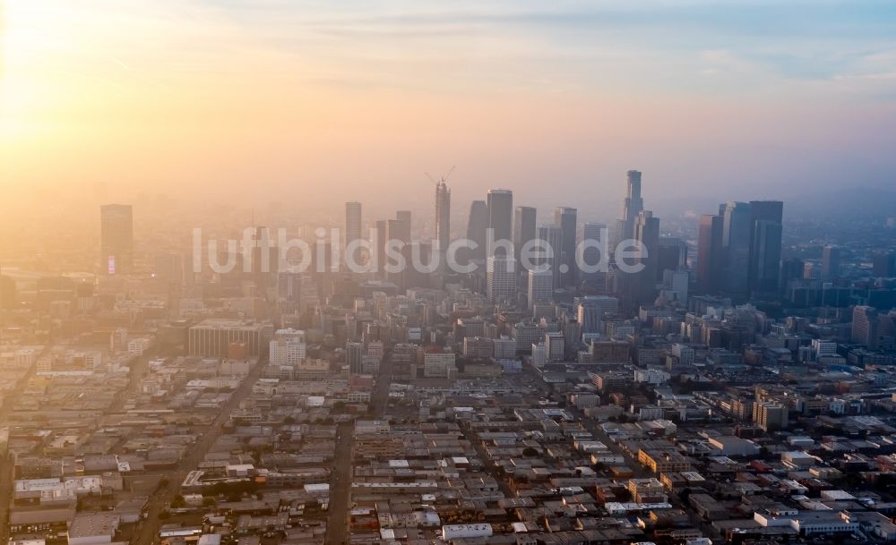 Los Angeles aus der Vogelperspektive: Stadtzentrum mit der Skyline und Hochhäusern im Dunst in Los Angeles in Kalifornien, USA