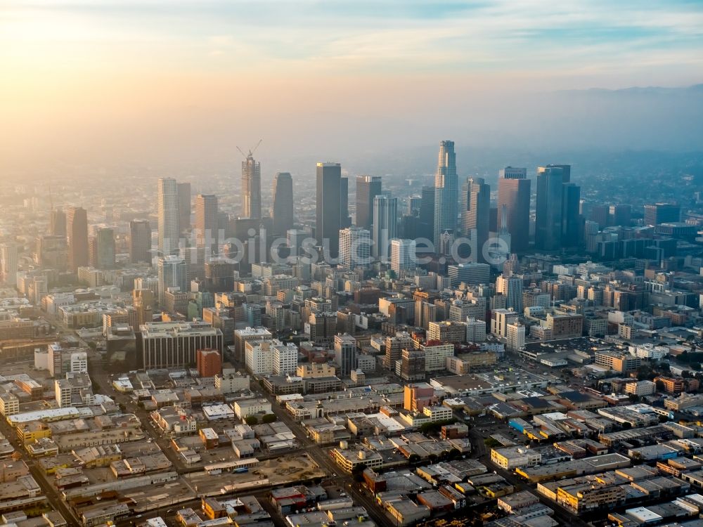 Luftbild Los Angeles - Stadtzentrum mit der Skyline und Hochhäusern im Dunst in Los Angeles in Kalifornien, USA