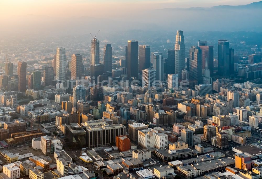 Luftaufnahme Los Angeles - Stadtzentrum mit der Skyline und Hochhäusern im Dunst in Los Angeles in Kalifornien, USA