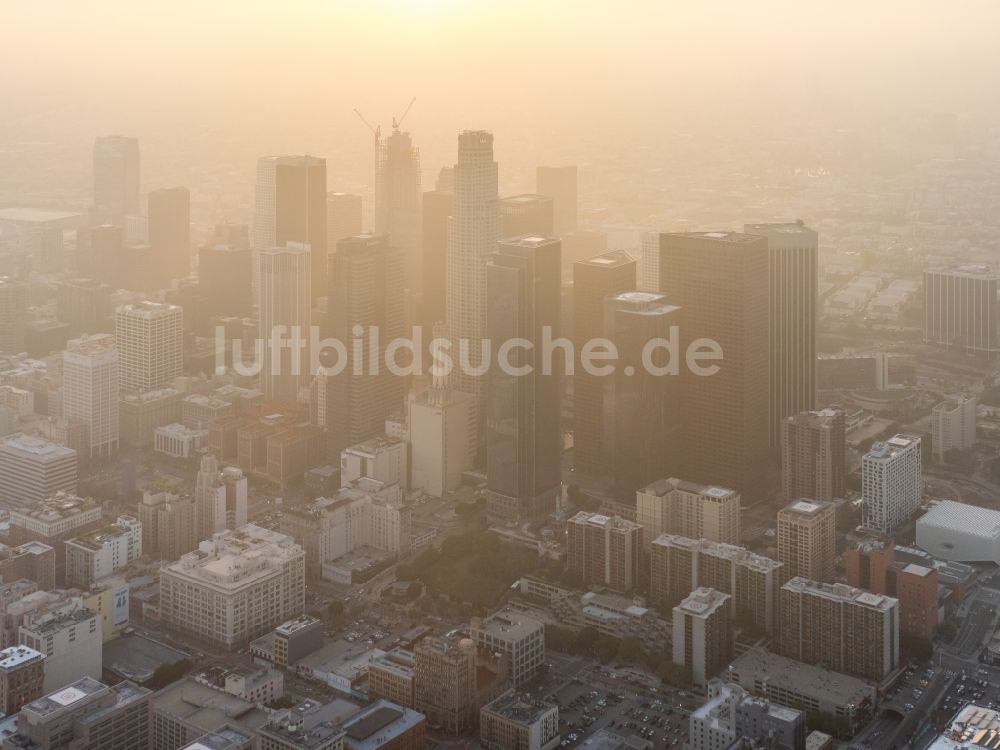 Los Angeles von oben - Stadtzentrum mit der Skyline und Hochhäusern im Dunst in Los Angeles in Kalifornien, USA