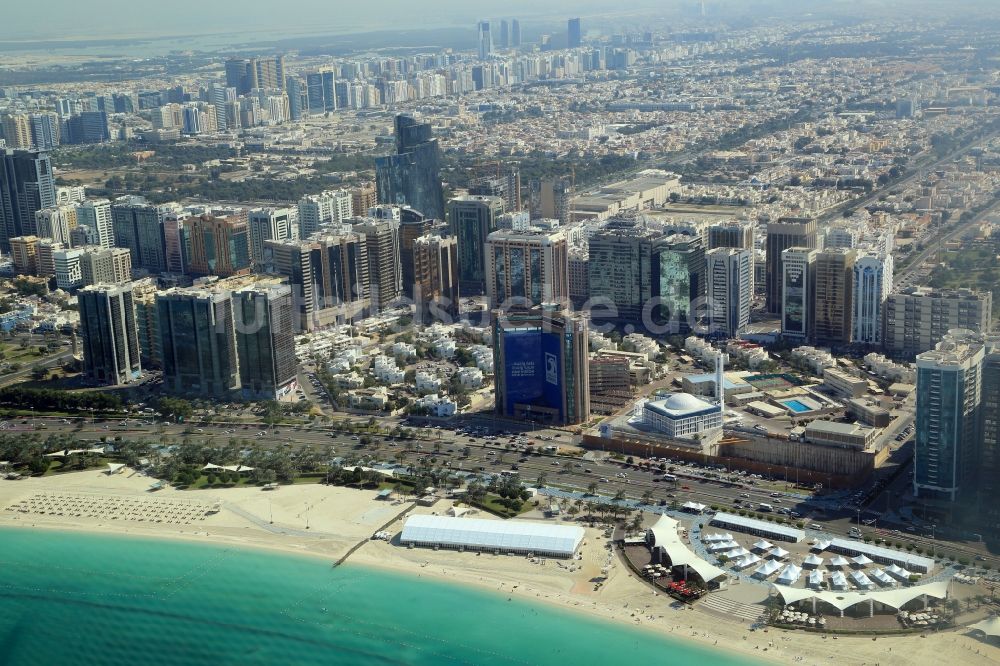 Luftaufnahme Abu Dhabi - Stadtzentrum mit der Skyline im Innenstadtbereich in Abu Dhabi in Vereinigte Arabische Emirate