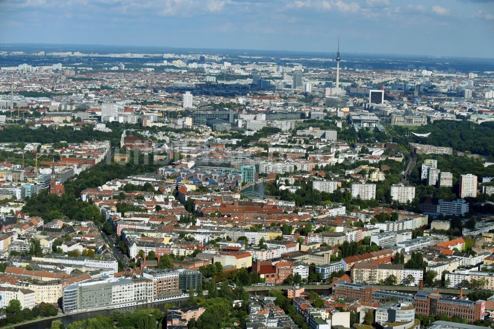 Luftaufnahme Berlin - Stadtzentrum mit der Skyline im Innenstadtbereich in Berlin