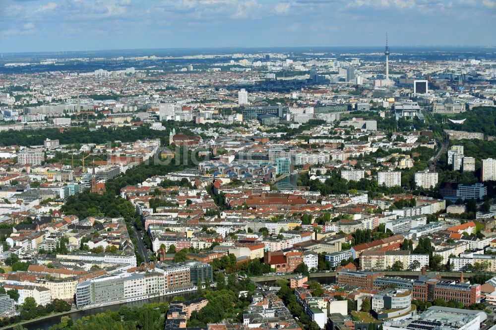 Berlin von oben - Stadtzentrum mit der Skyline im Innenstadtbereich in Berlin