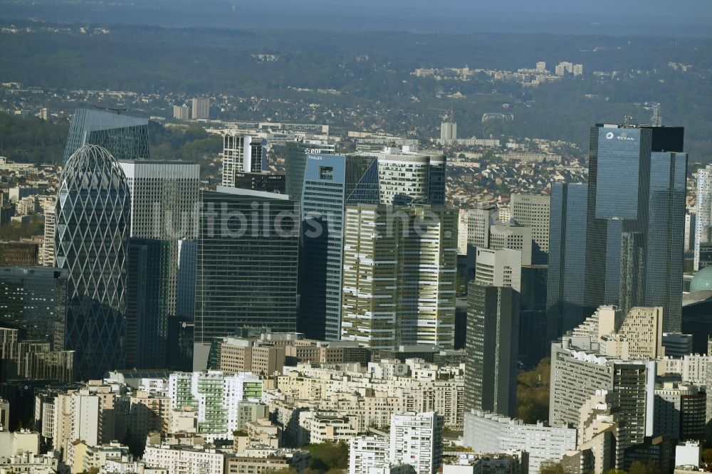 Paris aus der Vogelperspektive: Stadtzentrum mit der Skyline im Innenstadtbereich La Défense in Paris in Ile-de-France, Frankreich